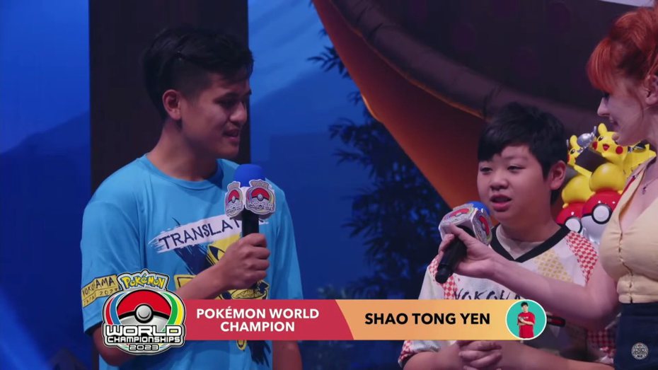 在日本橫濱舉辦的寶可夢世界錦標賽昨天落幕，年僅11歲的台灣好手顏紹同（右）在決賽擊敗巴西對手，如願帶回卡片遊戲兒童組冠軍，也是台灣首名獲得「寶可夢卡牌類」冠軍的玩家。（翻攝自
【官方】寶可夢集換式卡牌遊戲頻道 YouTube頻道）