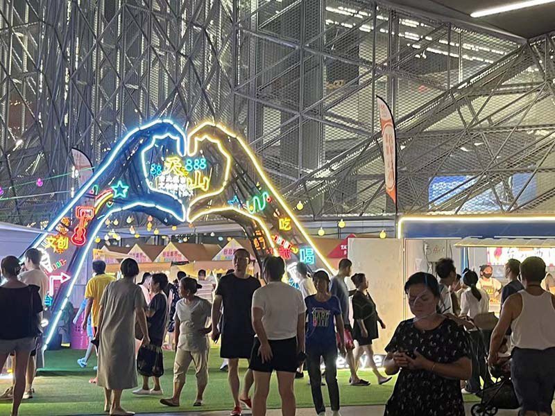 上海台商會副會長陳定宗在虹橋藝術中心廣場開設「台北集市」。 陳定宗提供