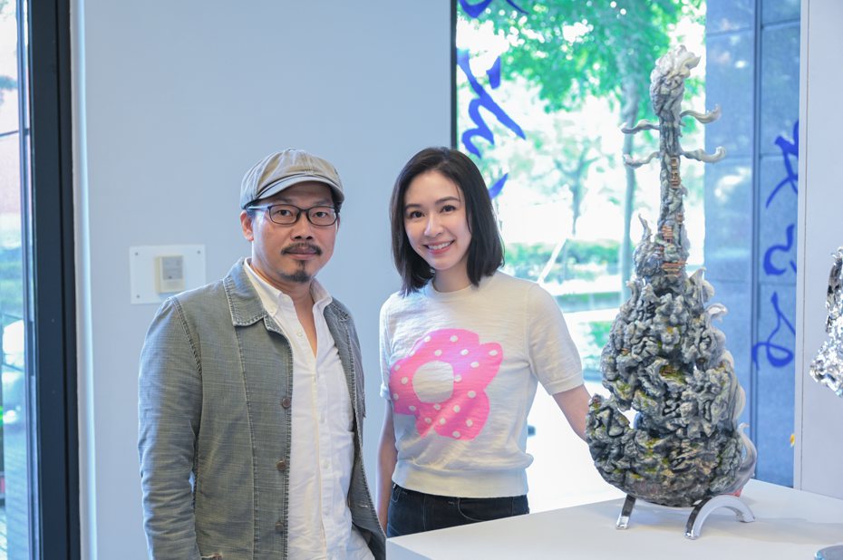 方文山(左)跟大將文創總監蔡依珊合作藝術雕塑。圖／大將文創提供