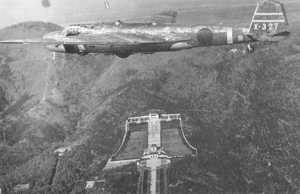 日本海軍九六式轟炸機飛越南京紫金山上空。圖／翻攝網路