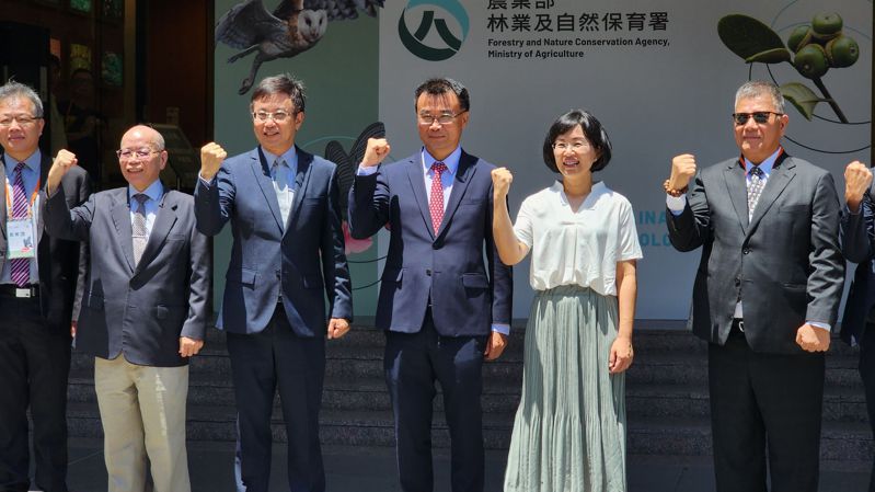 林業署長林華慶（左三）表示，9月將舉辦第4次座談會，若有共識，最快9月底將推出自然碳匯ESG專案媒合平台。記者胡瑞玲／攝影