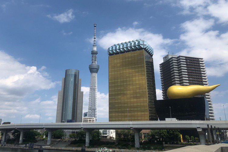 琥珀色建築物是Asahi朝日集團總部（右二），一旁屋頂有金色火炬的黑色建物即為「Asahi Super Dry Hall」。圖／Asahi提供