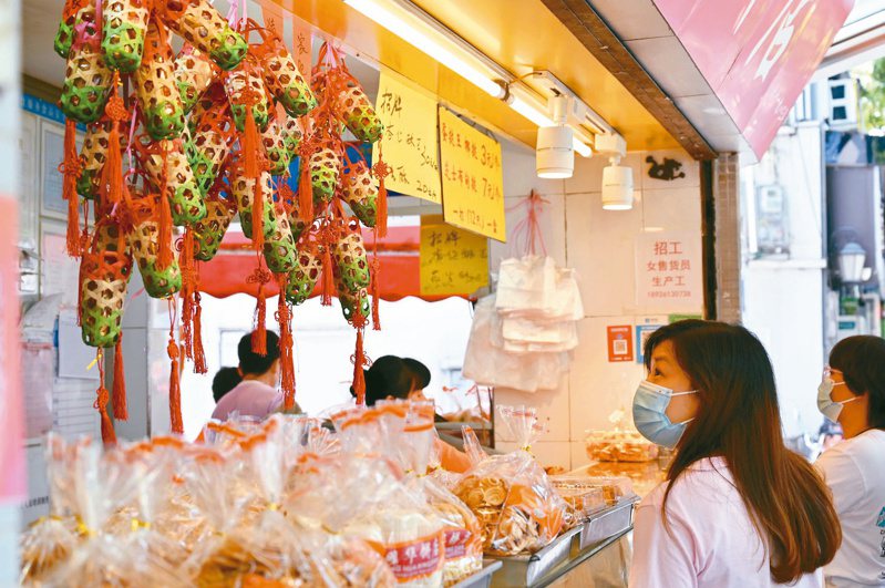 距中秋節還有一段時間，廣州市越秀區已有店家開始販售中秋月餅。（中新社資料照）