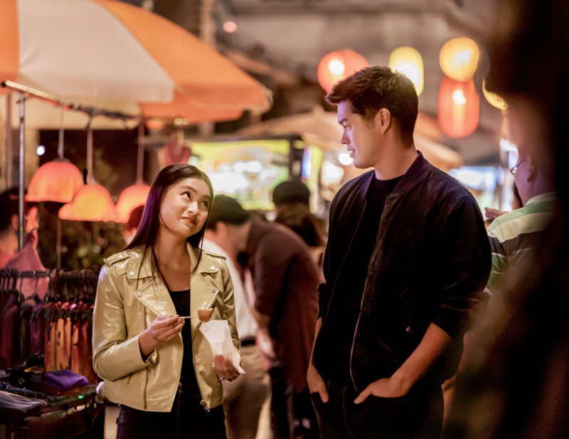 廖艾莉（左）與羅斯巴特勒在台北逛夜市。（中央社、Paramount+提供）