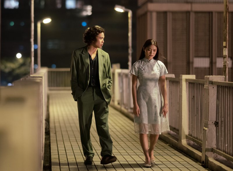 平賀尼科（左）與廖艾莉走在台北車站旁的天橋上。（中央社、Paramount+提供）