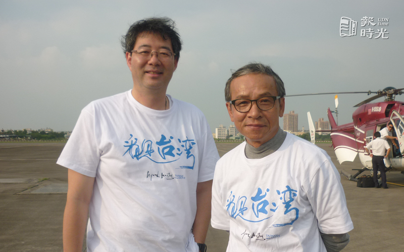 看見台灣導演齊柏林與吳念真搭乘直昇機從台北飛抵高雄。圖／聯合報系資料照(2013/10/23 項貽斐攝影)