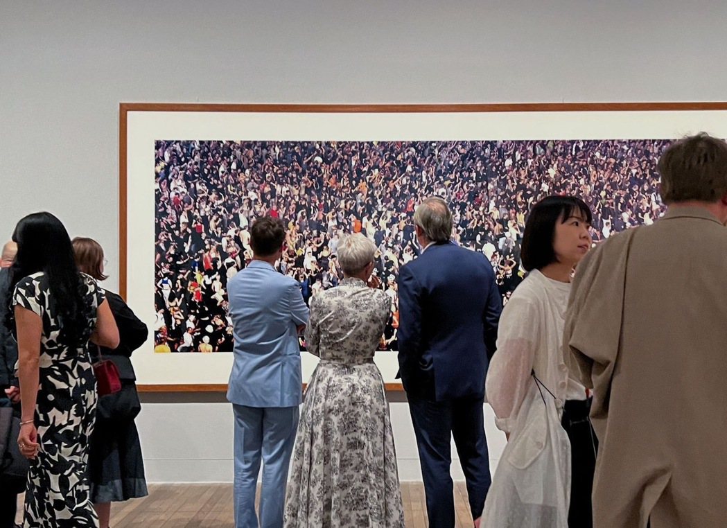 民眾觀賞安德烈亞斯古爾斯基（Andreas Gursky）的大型全景照片。攝影／...
