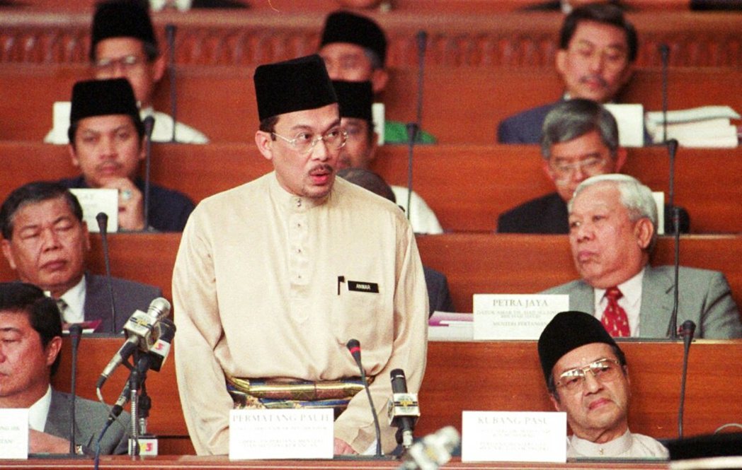 1997年，圖為時任副首相兼財政部長安華提交1998年預算，右邊坐著的戴眼鏡者為...