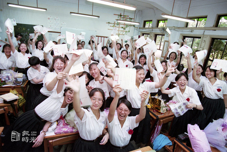 中山女中舉行畢業典禮，圖為頒發畢業證書情形。圖／聯合報系資料照（1994/06/11 陳牆）