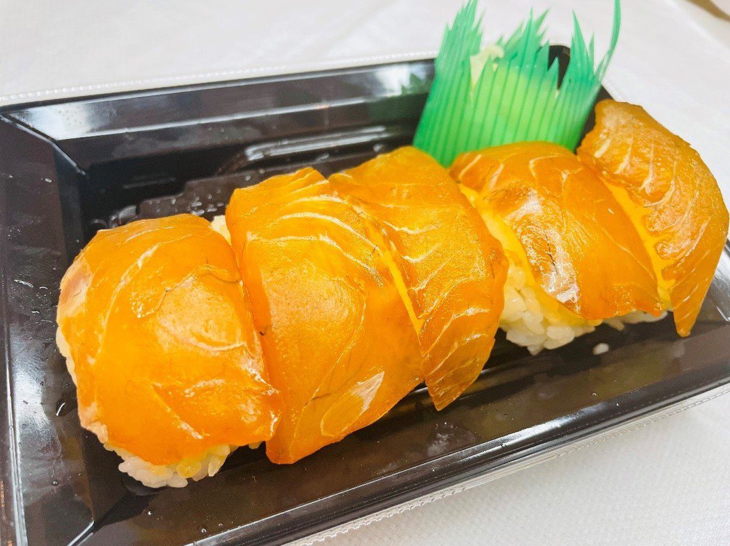 在「東京灣納涼船」船上，可以享用「島壽司」等使用東京離島食材製成的輕食，以及日本...