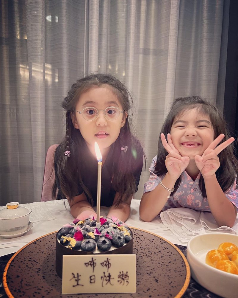 咘咘(左)慶祝8歲生日。圖／摘自臉書
