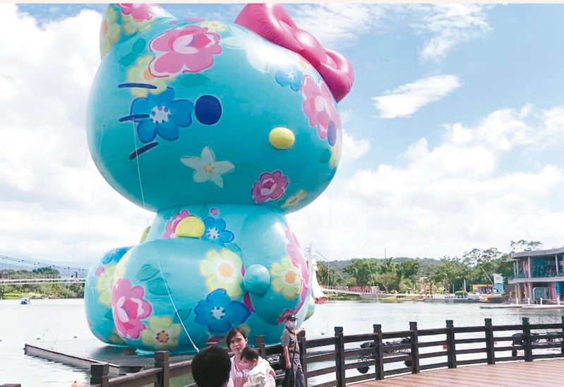 龍潭大池水上Hello Kitty昨不敵強風消氣，桃園市文化局表示，即日起將根據中央氣象局風力預測及專業團隊評估，不定期調整展出時間。圖／報系資料照