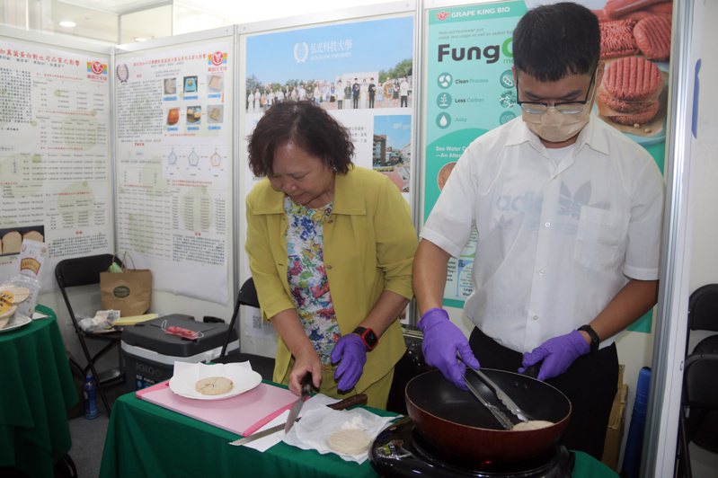 弘光科技大學食品科技系教授林麗雲（左）帶領研發團隊，今天發表用真菌蛋白開發。記者游振昇／攝影
