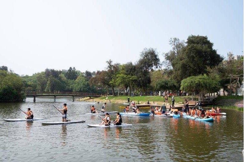 清大9月16日舉辦成功湖水上嘉年華活動，內容包括水上SUP及龍舟板體驗、遊湖闖關及湖畔野餐等系列活動。圖／清大提供