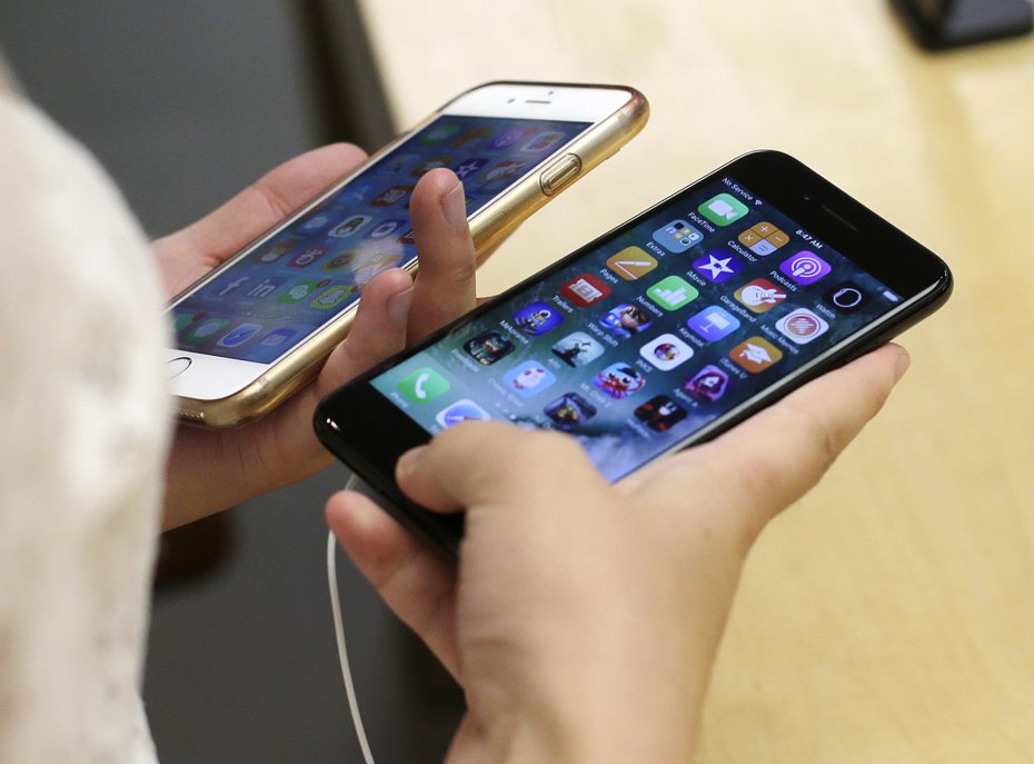 蘋果中國官方指出，iPhone充電最好放在通風位置，減少意外風險。美聯社