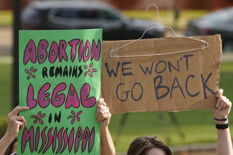 美國密西西比州一名13歲少女日前遭性侵懷孕，由於可以墮胎的地方太遠且費用高昂，最終只能生下小孩。美聯社