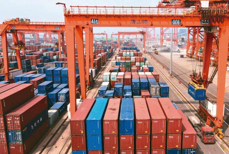 東協為大陸最大貿易夥伴，但近期雙方貿易額年增率已連續三個月衰退。圖為河北唐山港京唐港區集裝箱碼頭。（新華社）