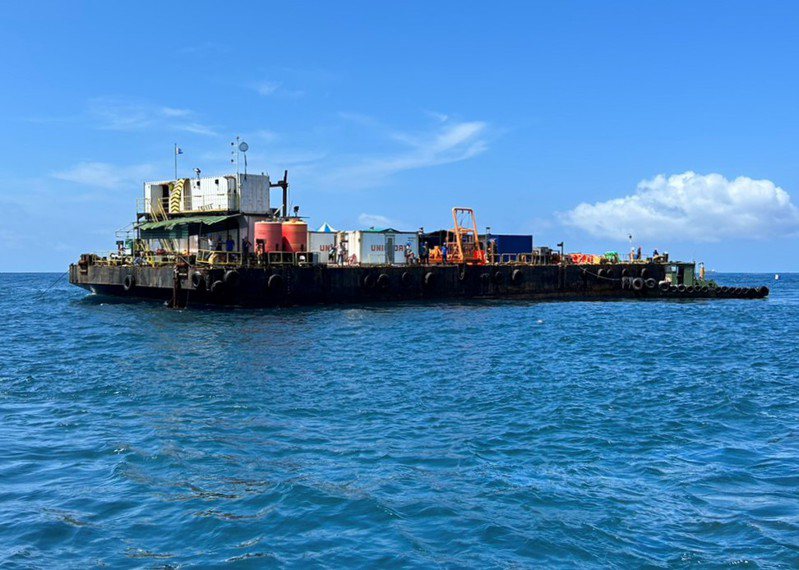 港務公司在天使輪旁部屬工作平台，預計在9月3日完成重油抽除作業。圖／港務公司提供