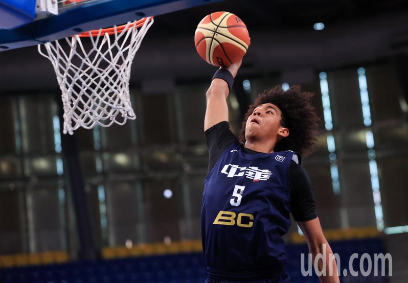 瓊斯盃男子籃球賽，中華白賀博頻頻灌籃展現爆發力。記者余承翰／攝影