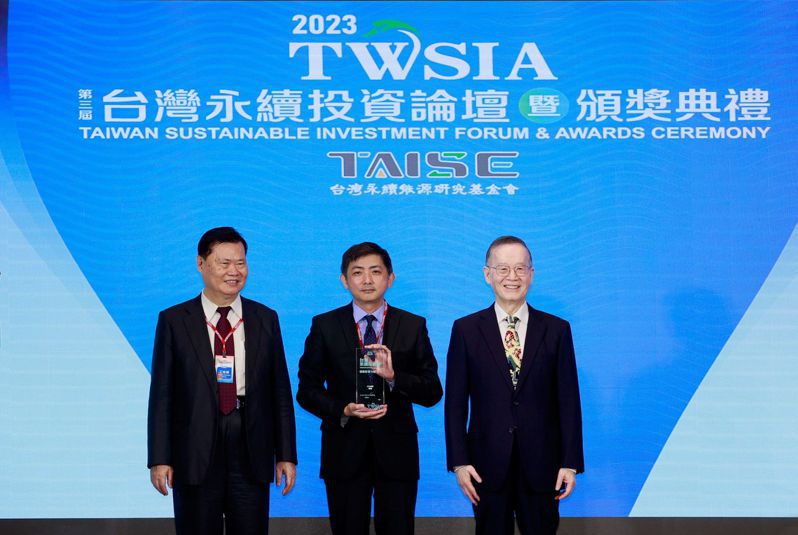 永豐投顧榮獲2023年TWSIA台灣永續投資獎「個案影響力類-ESG創新-銀級」，永豐投顧總經理李學詩（中）並獲邀發表影響力個案分享。永豐投顧／提供