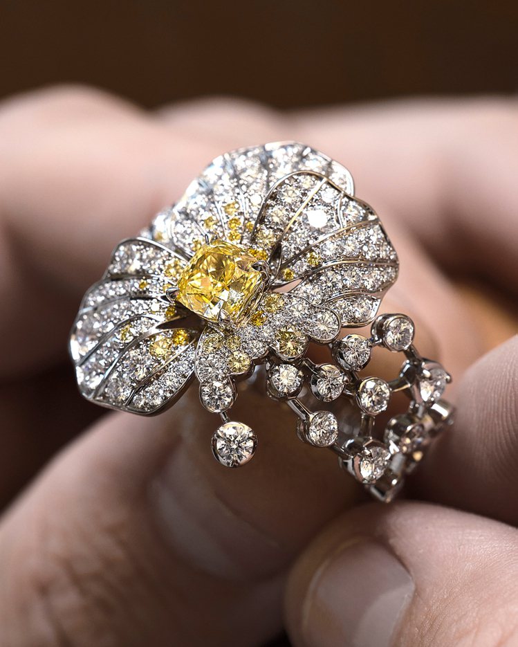 Pensée三色堇系列系列戒指，其中一枚鑲嵌著一顆璀璨奪目的艷彩黃鑽。圖／Chaumet提供