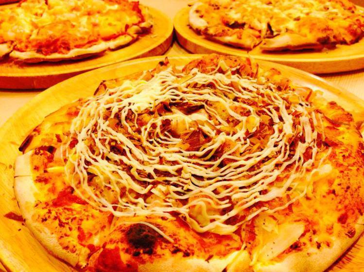 「Double Cheese手工窯烤披薩」提供超過20種窯烤披薩現點現做。圖／摘自Double Cheese 台南公園店FB粉絲團。