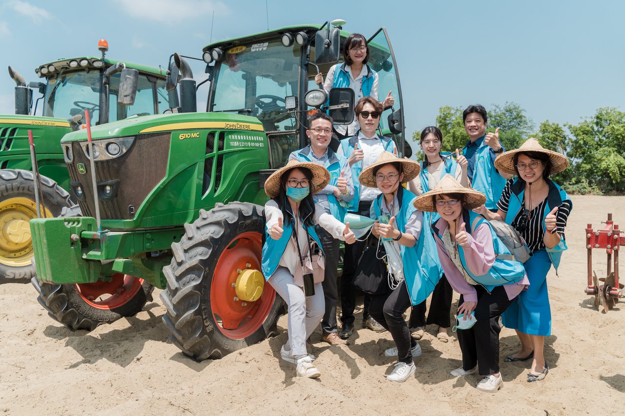東生華製藥總經理楊思源與團隊前往台南學甲，啟動ESG認養黑豆田專案活動。 東生華/提供