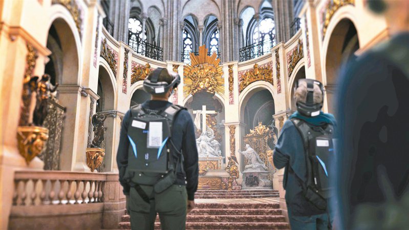 「永恆聖母院」VR體驗以擬真高解析度模擬情境，帶領觀眾沉浸巴黎聖母院壯麗場景。圖／聯合數位文創提供