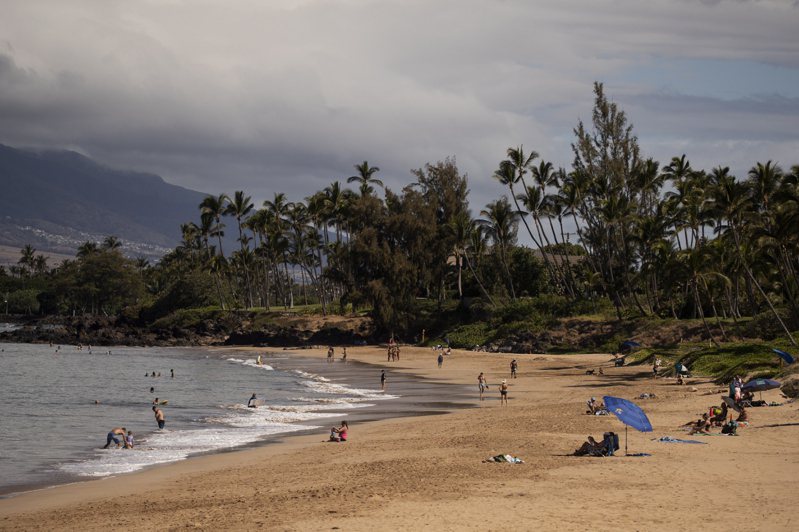 夏威夷茂宜島野火釀大規模死傷，旅客無視官方警示持續旅遊，引發當地民眾強烈不滿。圖為茂宜島基黑（Kihei）一處海灘，野火後仍可見戲水遊客。歐新社