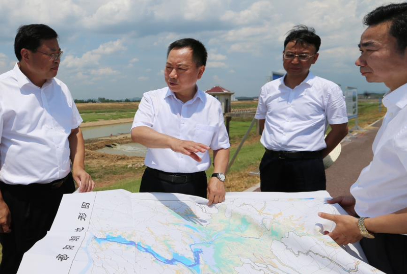去年八月，大陸水利部長李國英（左二）赴長江流域鄱陽湖等地考察。圖／取自大陸水利部官網