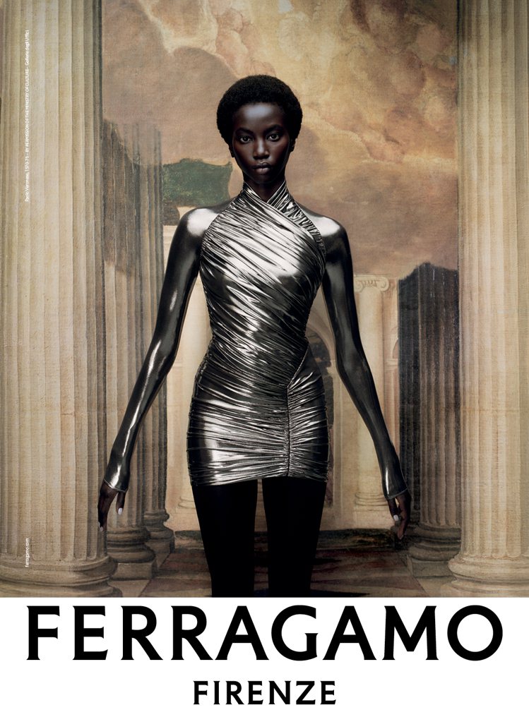 模特兒於Paolo Veronese名作《Annunciation》前演繹FERRAGAMO秋冬金屬光澤短洋裝，圖片由義大利文化部及烏菲茲美術館授權。圖／FERRAGAMO提供
