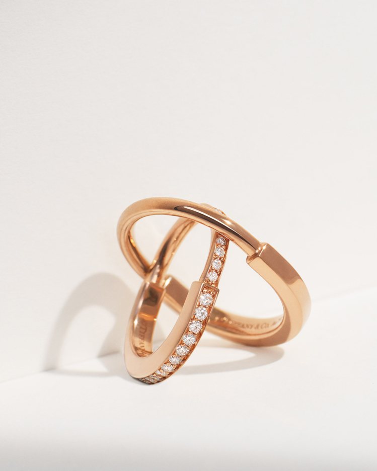 （由左至右）Tiffany Lock 18K玫瑰金舖鑲鑽石戒指，17萬6,000元；18K玫瑰金戒指，40,500元。圖／Tiffany提供