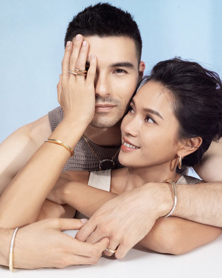 男星鳳小岳及愛妻Jessie配戴Tiffany Lock系列珠寶。圖／Tiffany提供