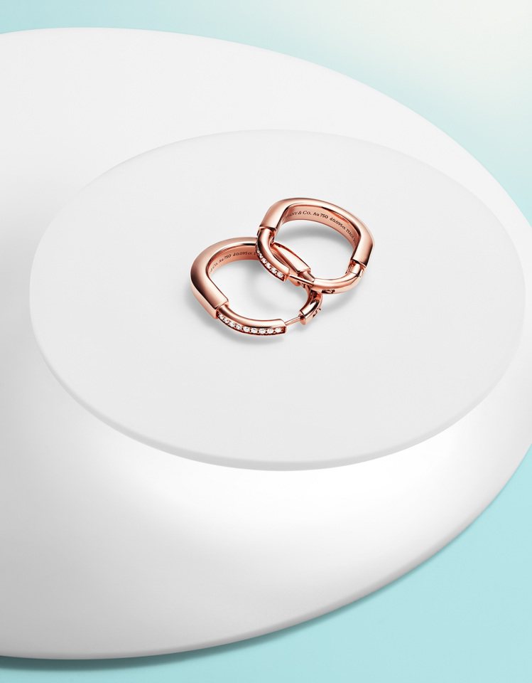 Tiffany Lock 18K玫瑰金鑲鑽耳環，21萬4,000元。圖／Tiff...
