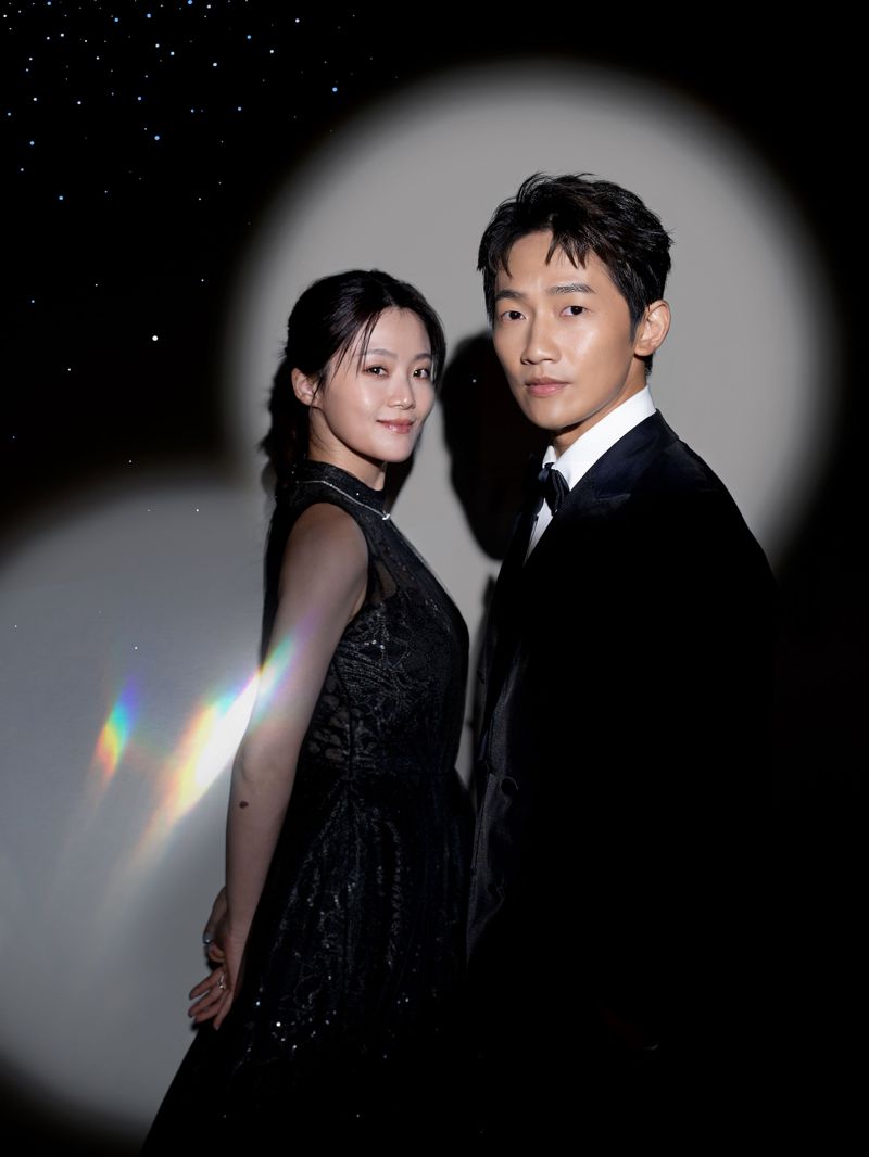 楊小黎（左）和蔡昌憲負責主持金鐘獎「戲劇類頒獎典禮」紅毯。圖／三立提供