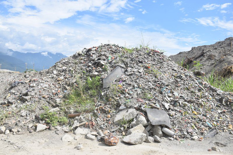 花蓮違法砂石場區內有許多廢棄物，都堆成像小山丘。記者王思慧／攝影