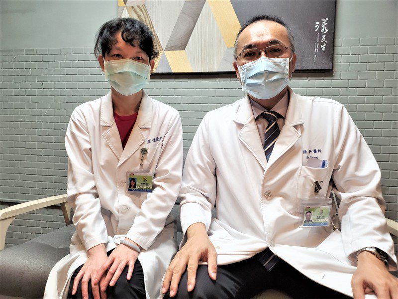 民生醫院副院長張科（右）、民生醫院檢驗科醫事檢驗師饒雅璇（左）。記者王勇超／攝影