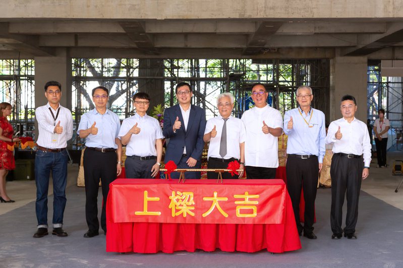 元太科技新竹廠辦大樓由董事長李政昊（左4）主持，完成上樑儀式，預計新廠辦於2024年上半年完工啟用。元太／提供。