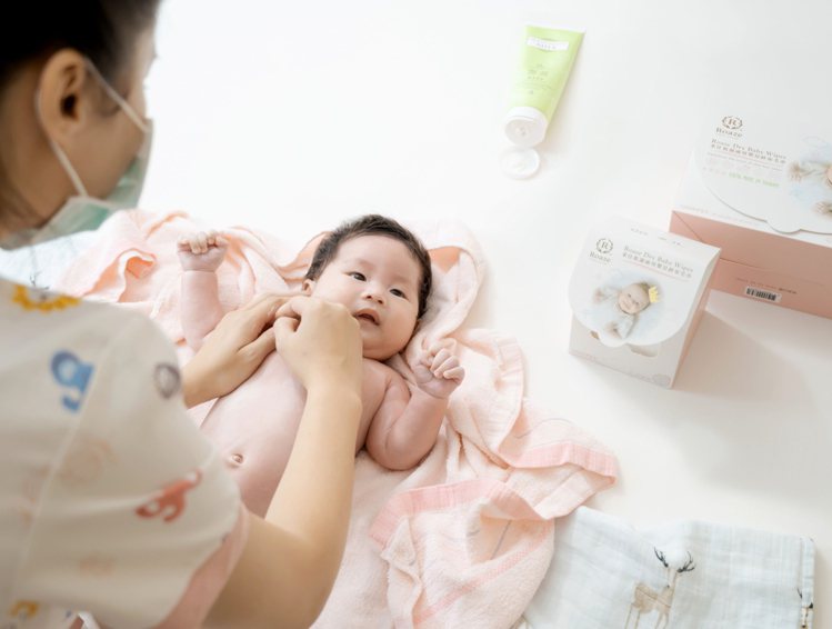 新生兒照護首重清潔，選擇醫療級及無添加的乾濕兩用紗布巾。圖／柔仕Roaze提供