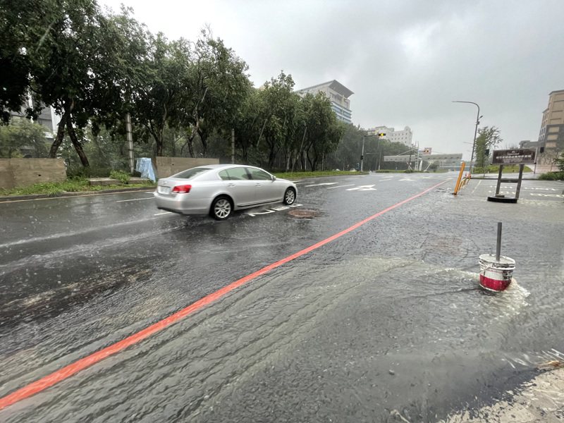 新竹市今天中午下起滂沱大雨，介壽路路面有積水。記者張裕珍／攝影