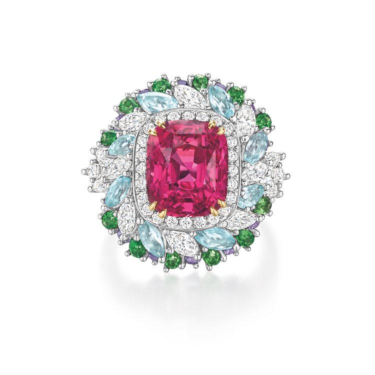 Winston Candy系列桃紅色尖晶石戒指，鑲嵌粉色尖晶石、紫色藍寶石、沙弗萊石、鑽石、帕拉伊巴碧璽，價格店洽。圖／Harry Winston提供