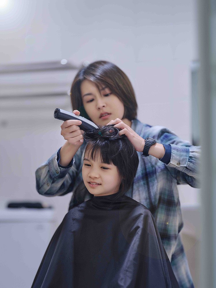 曾沛慈在816「BIG」飾演童星鄭又菲的母親，親手為患有癌症的女兒剃光頭髮。圖／米倉影業提供