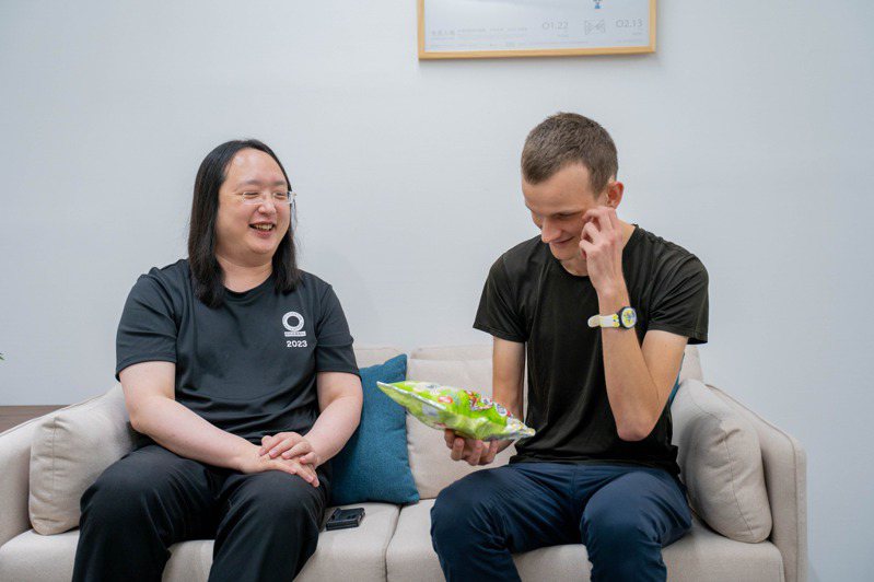 Vitalik Buterin出席典禮時，對台灣的「機台守護神器」、也就是台灣知名的零食「綠色乖乖」很感興趣。圖／擷自數位部臉書粉絲專頁
