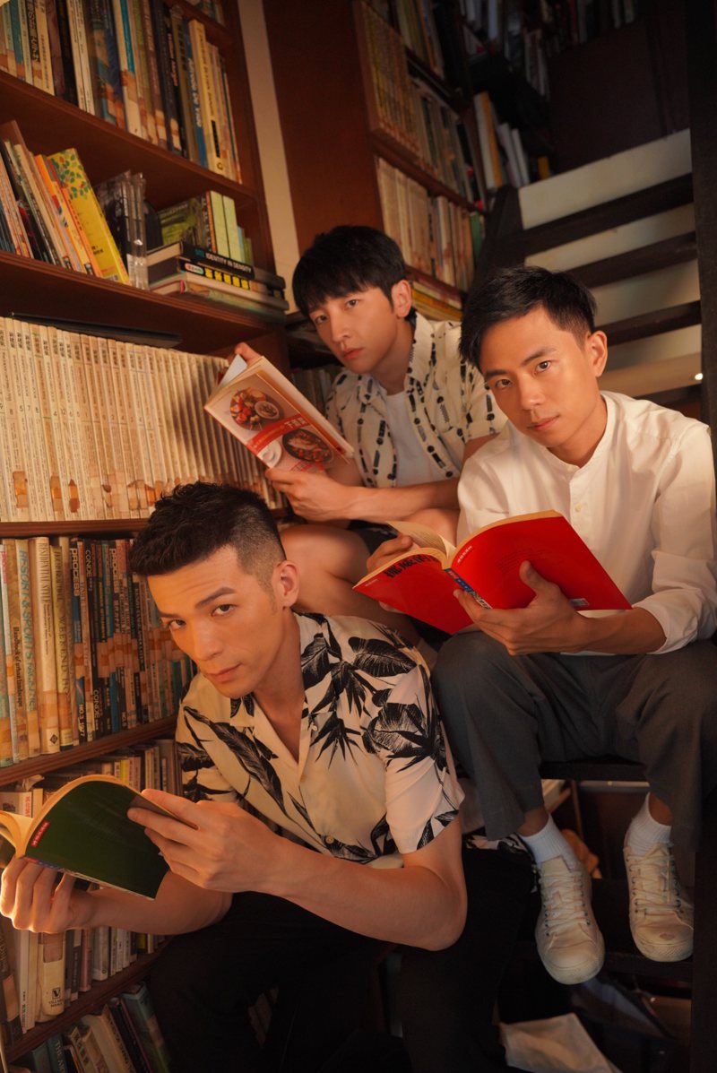 沈威年(左起)、葛丞、林書函演出舞台劇「解憂雜貨店」。圖／果陀劇場提供