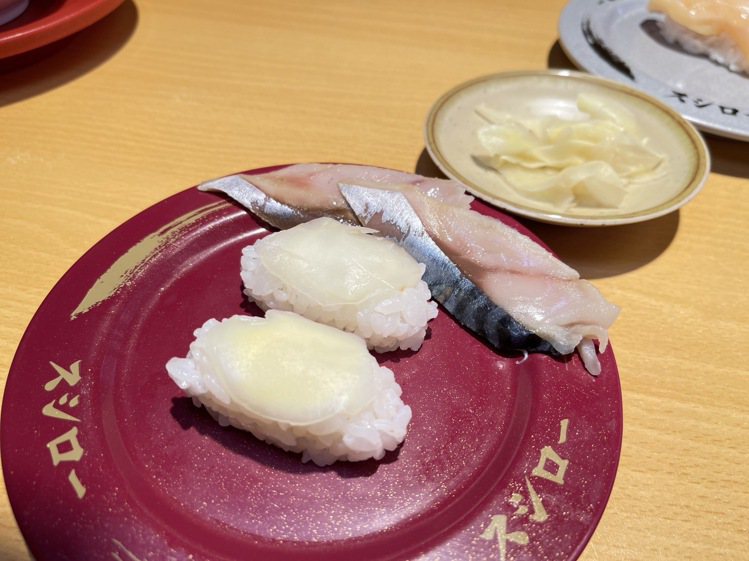藉由搭配薑片，可以提昇鹽醋漬鯖魚的風味。圖／壽司郎提供