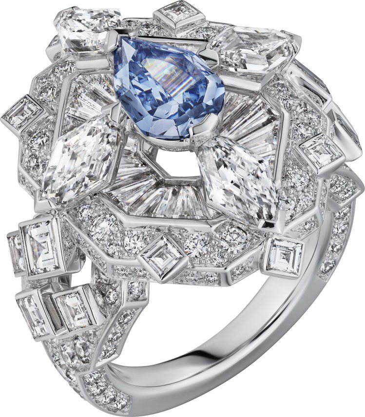 MIROITEMENT藍鑽戒指，白K金鑲嵌一顆1.18克拉豔彩藍色改良梨形混合式切割鑽石、4顆共重2.5克拉的D IF級改良菱形鑽石、方形鑽石、錐形切割及圓形明亮式切割鑽石，1億1,700萬元。圖／卡地亞提供