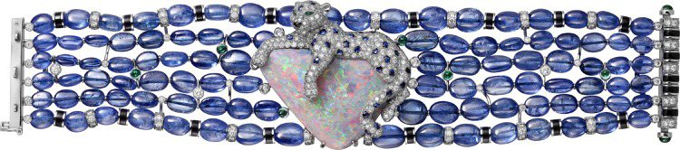 PANTHÈRE LAGUNE蛋白石藍寶串珠手環，鉑金鑲嵌一顆45.15克拉的澳洲蛋白石、藍寶石、祖母綠、縞瑪瑙、鑽石，約3,440萬元。圖／卡地亞提供