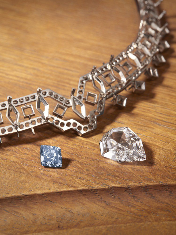 MIROITEMENT可轉換珠寶，鑲嵌一顆2.07克拉的豔彩藍色改良菱形鑽石、一 顆8.45克拉D IF級改良梨形階梯式切割主鑽，約3億6450萬元。圖／卡地亞提供