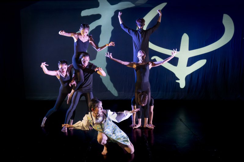 台北市立交響樂團攜手姚淑芬推出TSO舞蹈劇場「德布西與拉威爾的夢與畫」，首度以舞蹈結合影像進行當代編創，演繹印象派作曲家德布西與拉威爾樂作。圖／世紀當代舞團提供