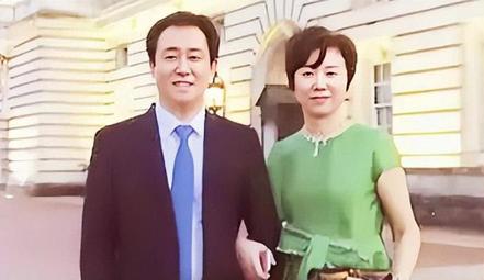 中國恒大董事長許家印（左）及太太丁玉梅。 （網路照片）